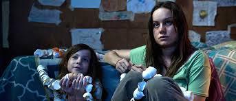 Manu Zapata_El cine (de estreno) fácil de leer_vivazapata.net_LA HABITACIÓN_ROOM_Brie Larson Jacob Tremblay con serpiente de huevos