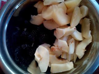 Crumble de Moras, Manzana y Lichas Crumble de Moras, Manzana y Lichas