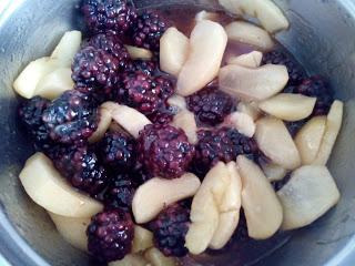 Crumble de Moras, Manzana y Lichas Crumble de Moras, Manzana y Lichas