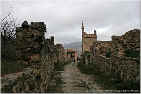 Una de las largas calles medievales que va del castillo a la villa