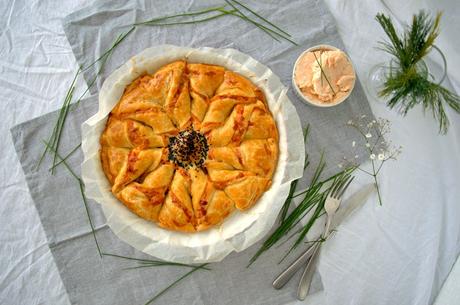 Corona de hojaldre con crema de salmón y queso, una estrella salada en tu mesa Corona de hojaldre con crema de salmón y queso, una estrella salada en tu mesa