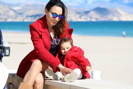 Mamá e hija vestidas igual 12