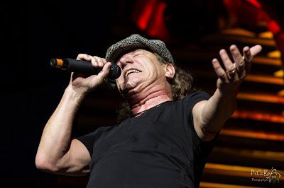 AC/DC posponen conciertos por problemas auditivos de Brian Johnson