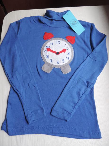 CAMISETA CON APLIQUE DE RELOJ DESPERTADOR EN FIELTRO CAMISETA CON APLIQUE DE RELOJ DESPERTADOR EN FIELTRO
