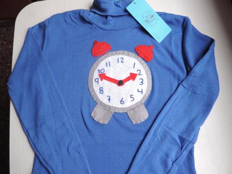 CAMISETA CON APLIQUE DE RELOJ DESPERTADOR EN FIELTRO CAMISETA CON APLIQUE DE RELOJ DESPERTADOR EN FIELTRO