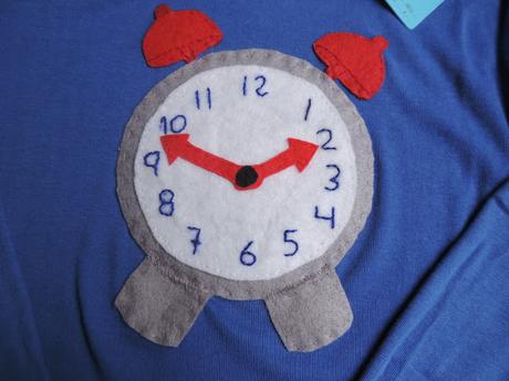 CAMISETA CON APLIQUE DE RELOJ DESPERTADOR EN FIELTRO CAMISETA CON APLIQUE DE RELOJ DESPERTADOR EN FIELTRO