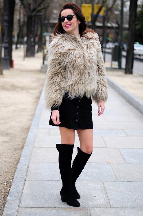 ABRIGO DE PELO Y BOTAS MOSQUETERAS ABRIGO DE PELO Y BOTAS MOSQUETERAS