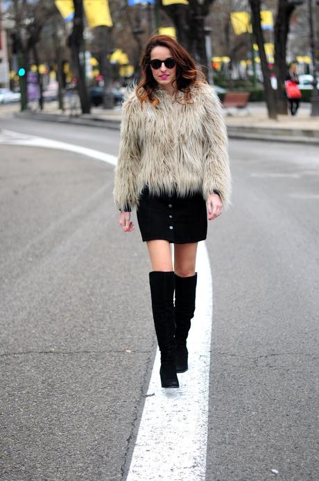 ABRIGO DE PELO Y BOTAS MOSQUETERAS ABRIGO DE PELO Y BOTAS MOSQUETERAS