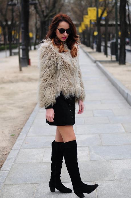 ABRIGO DE PELO Y BOTAS MOSQUETERAS ABRIGO DE PELO Y BOTAS MOSQUETERAS