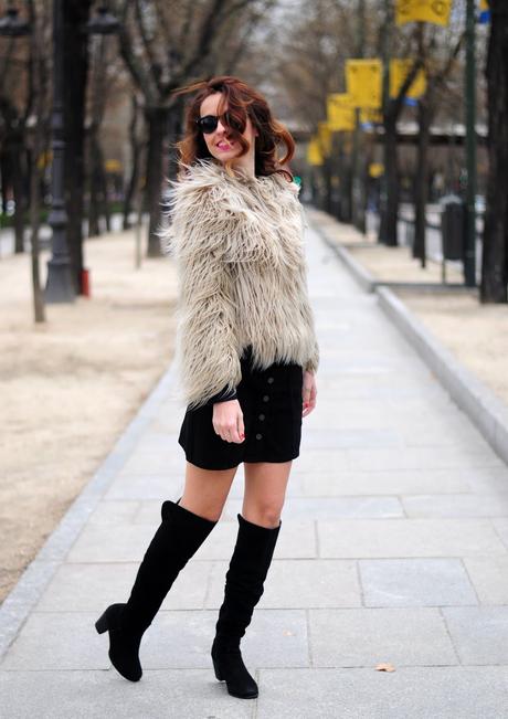 ABRIGO DE PELO Y BOTAS MOSQUETERAS ABRIGO DE PELO Y BOTAS MOSQUETERAS