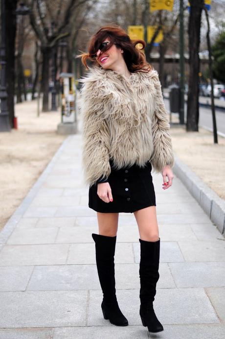 ABRIGO DE PELO Y BOTAS MOSQUETERAS ABRIGO DE PELO Y BOTAS MOSQUETERAS