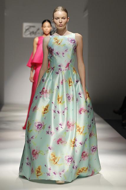 Aires sixties, blancos y mucho color en la nueva colección de vestidos de fiesta de Alta Costura de Tot-Hom Aires sixties, blancos y mucho color en la nueva colección de vestidos de fiesta de Alta Costura de Tot-Hom