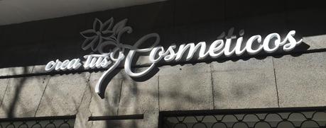 El cuidado en los detalles se aprecia hasta en el cartel del centro. Crea Tus Cosméticos: Tu centro de belleza Holística