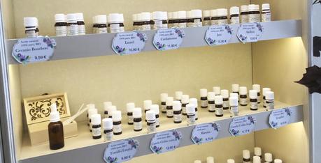 La cantidad de aceites esenciales que tiene. Además los puedes probar todos :) Crea Tus Cosméticos: Tu centro de belleza Holística