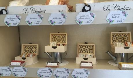 En estas estanterías tienes los pigmentos y las arcillas. Crea Tus Cosméticos: Tu centro de belleza Holística