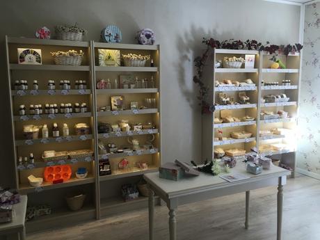 La tienda está montada con mucho gusto y eso se nota en los detalles. Crea Tus Cosméticos: Tu centro de belleza Holística