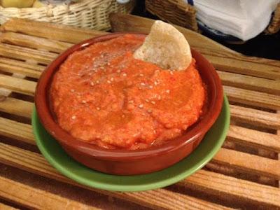 PINTXO DE CROQUETA , HUMUS DE PIMIENTOS DEL PIQUILLO Y CHAMPIÑONES