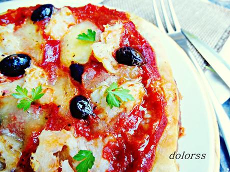 Pizza de bacalao y aceitunas negras Pizza de bacalao y aceitunas negras