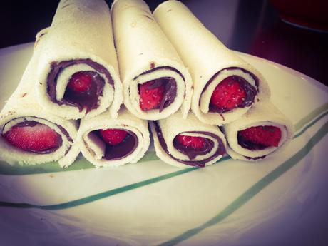 DIY-RECETA: ROLLITOS DE CHOCOLATE Y FRESAS DIY-RECETA: ROLLITOS DE CHOCOLATE Y FRESAS
