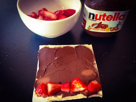 DIY-RECETA: ROLLITOS DE CHOCOLATE Y FRESAS DIY-RECETA: ROLLITOS DE CHOCOLATE Y FRESAS