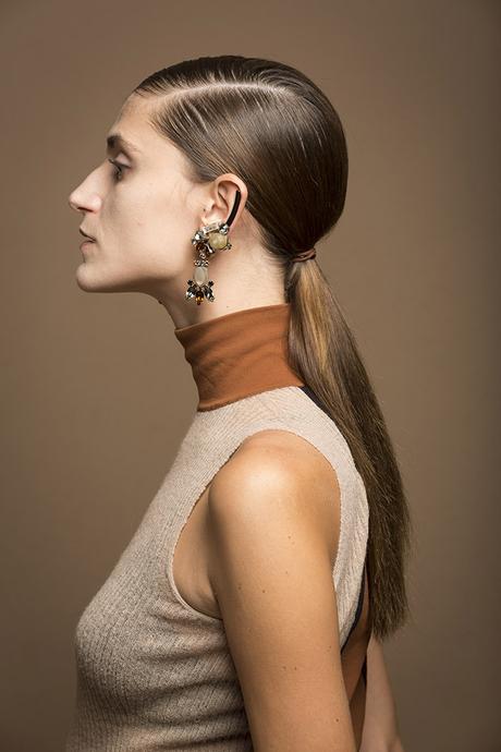 Hairstyle casual e informal, las coletas se confirman el recogido it del 2016 Coleta raya al lado - Txell Miras FW16