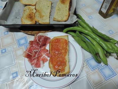 Tostadas en la estufa de leña con tomate, jamón y habas. Tostadas en la estufa de leña con tomate, jamón y habas.