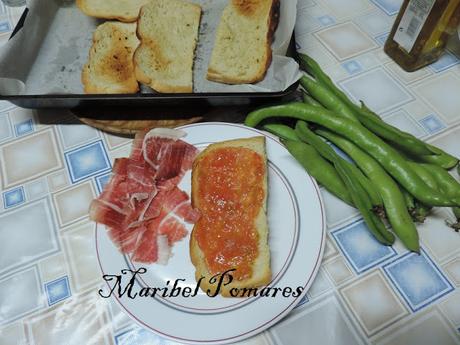 Tostadas en la estufa de leña con tomate, jamón y habas. Tostadas en la estufa de leña con tomate, jamón y habas.