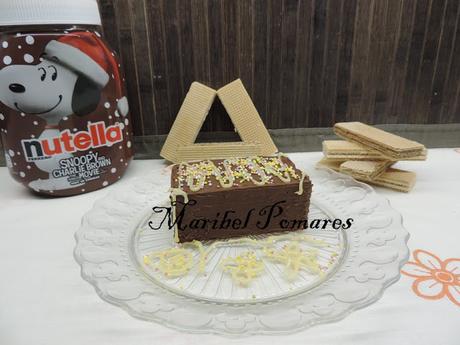 Mini tarta huesitos con barquillos de nata y chocolate con cobertura de nutella. Mini tarta huesitos con barquillos de nata y chocolate con cobertura de nutella.