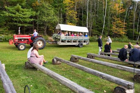 Una Boda Campestre con Tractor Incluido. Una Boda Campestre con Tractor Incluido.
