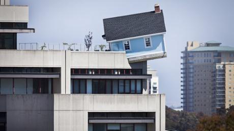 Casa suspendida a siete pisos de altura