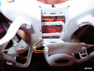 Volando un dron de juguete SYMA X5C1