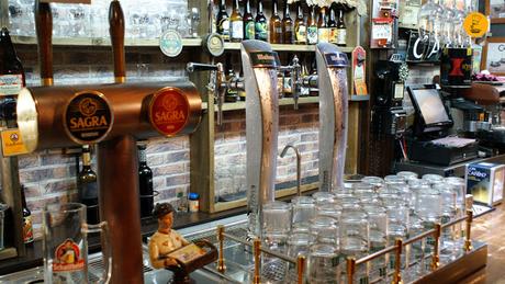 Grifos de cerveza en Fogg Bar La Cibeles y la Sagra