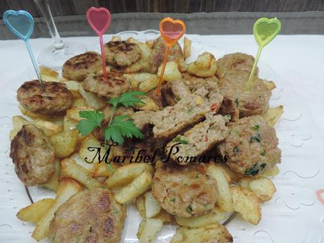 Mini hamburguesas con patatas asadas en gajos. Mini hamburguesas con patatas asadas en gajos.