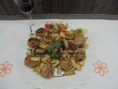 Mini hamburguesas con patatas asadas en gajos. Mini hamburguesas con patatas asadas en gajos.