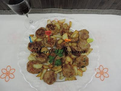 Mini hamburguesas con patatas asadas en gajos. Mini hamburguesas con patatas asadas en gajos.