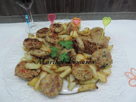 Mini hamburguesas con patatas asadas en gajos. Mini hamburguesas con patatas asadas en gajos.