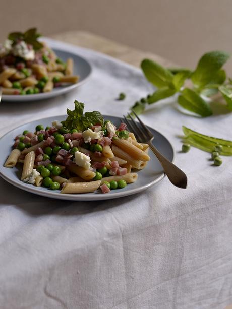 PASTA CON JAMÓN, GUISANTES Y GORGONZOLA PASTA CON JAMÓN, GUISANTES Y GORGONZOLA