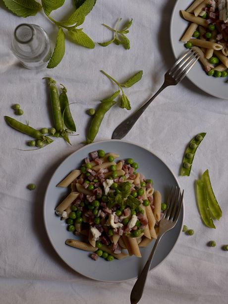 PASTA CON JAMÓN, GUISANTES Y GORGONZOLA PASTA CON JAMÓN, GUISANTES Y GORGONZOLA