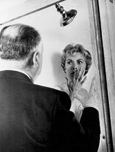 Alfred Hitchcock habla con Janet Leigh...