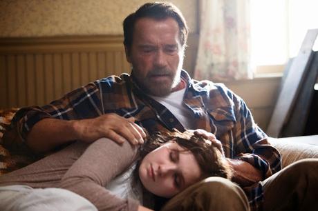 Imagen de la película. Arnold Schwarznegger y su hija zombi.