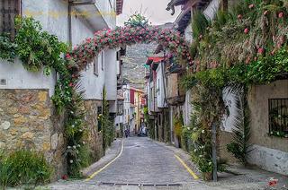 Flores en las calles de Cabezuela del Valle