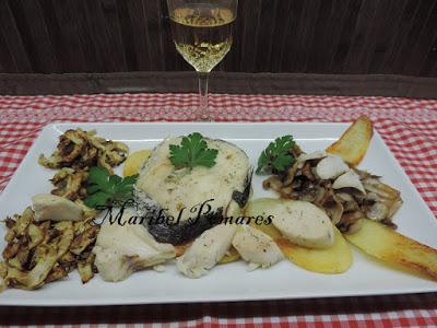 Merluza a la plancha con patatas, alcachofas y champiñon a la plancha. Merluza a la plancha con patatas, alcachofas y champiñon a la plancha.