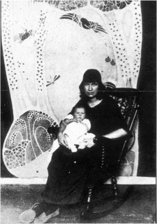 El gato Tookey, William y Marguerite Zorach Marguerite e hija ante una de sus creaciones