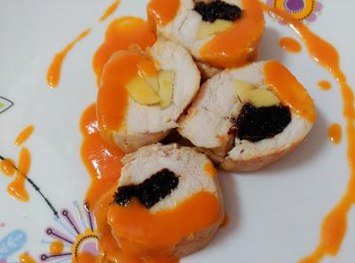 Pollo enrollado con salsa Pollo enrollado con salsa