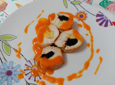 Pollo enrollado con salsa Pollo enrollado con salsa