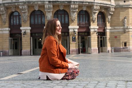 Outfit a capas con vestido para primavera