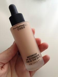 base de maquillaje studio waterweight de MAC base studio water weight mac