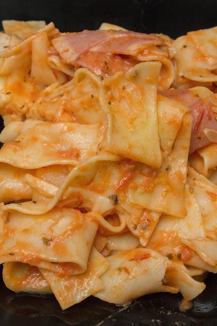 Pasta al vozka con calabacín y bacon de pavo Pasta al vozka con calabacín y bacon de pavo