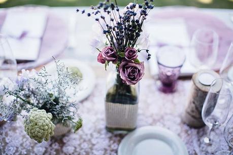 decoración mesa boda botellas www.bodasdecuento.com