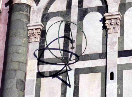 La fachada solar de Santa Maria Novella en Florencia SM Novella Armilar